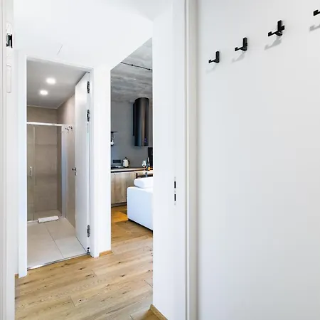 V Tee House Апартаменты Челадна