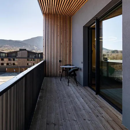 V Tee House